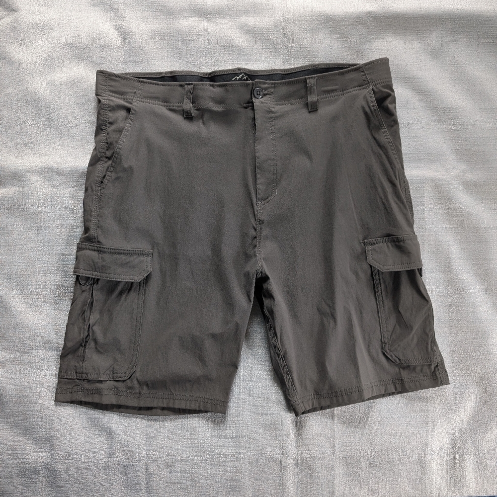 Mountain Ridge Performance Cargo Shorts Mens Size 42